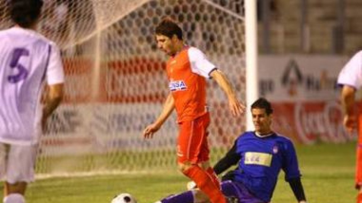 Jonatan Valle tuvo en sus botas la ocasión más clara de toda la tarde, pero no pudo superar en el pe