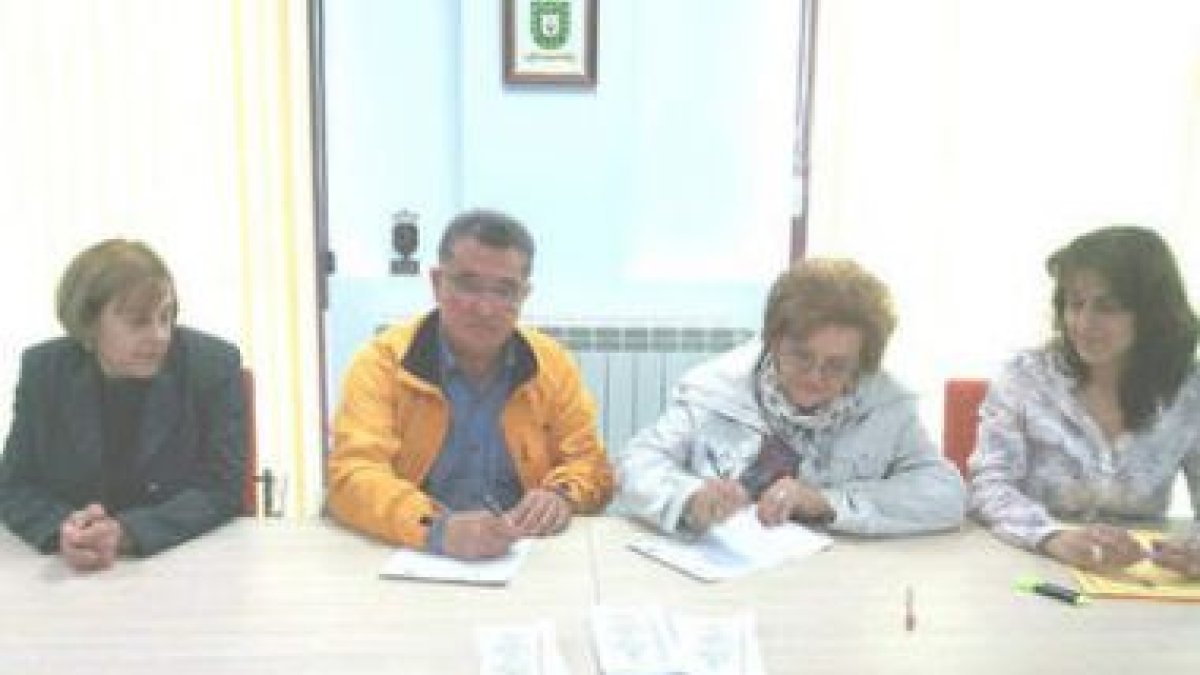 Firma del convenio entre Valverde y la asociación de Alzhéimer.