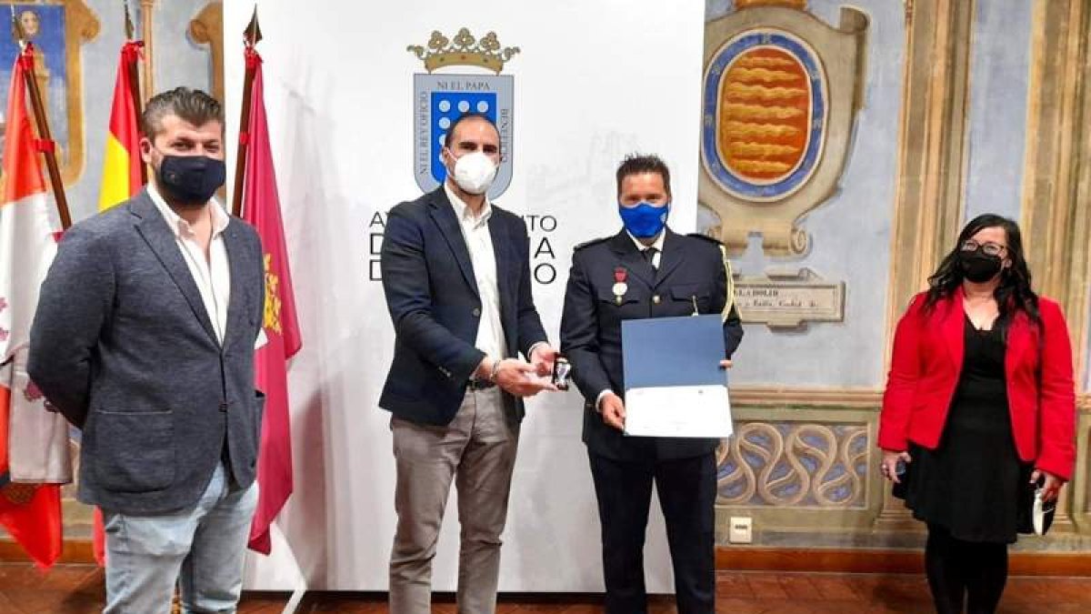El policía local Roberto Bermejo recibió ayer una medalla por su labor como agente tutor. DL