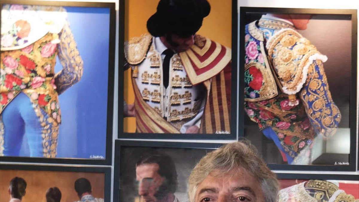 Andrés Sandoval posa junto a sus obras
