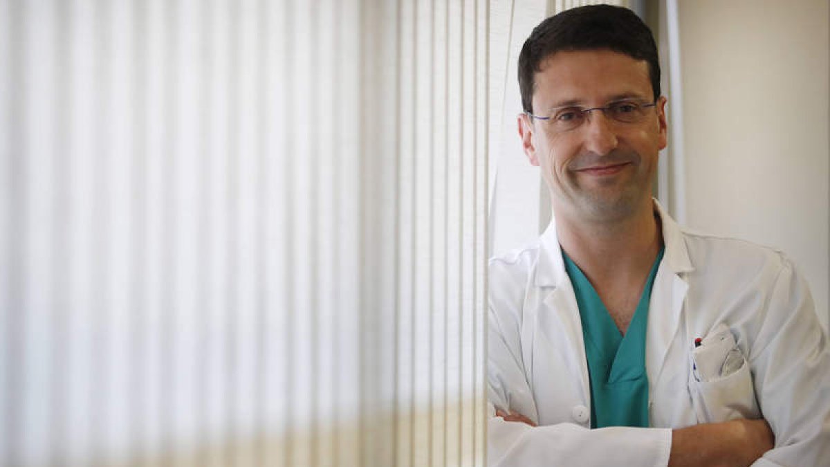 Miguel Ángel Alonso Prieto es el jefe del Servicio de Urología del Caule, que está al frente de la innovación de la cirugía robótica.
