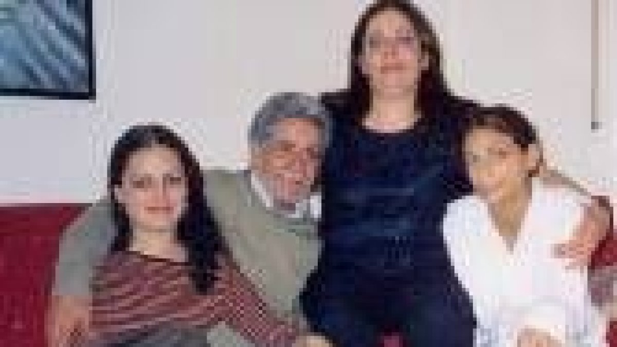 Julio López Rubín en su casa con su esposa y sus dos hijas