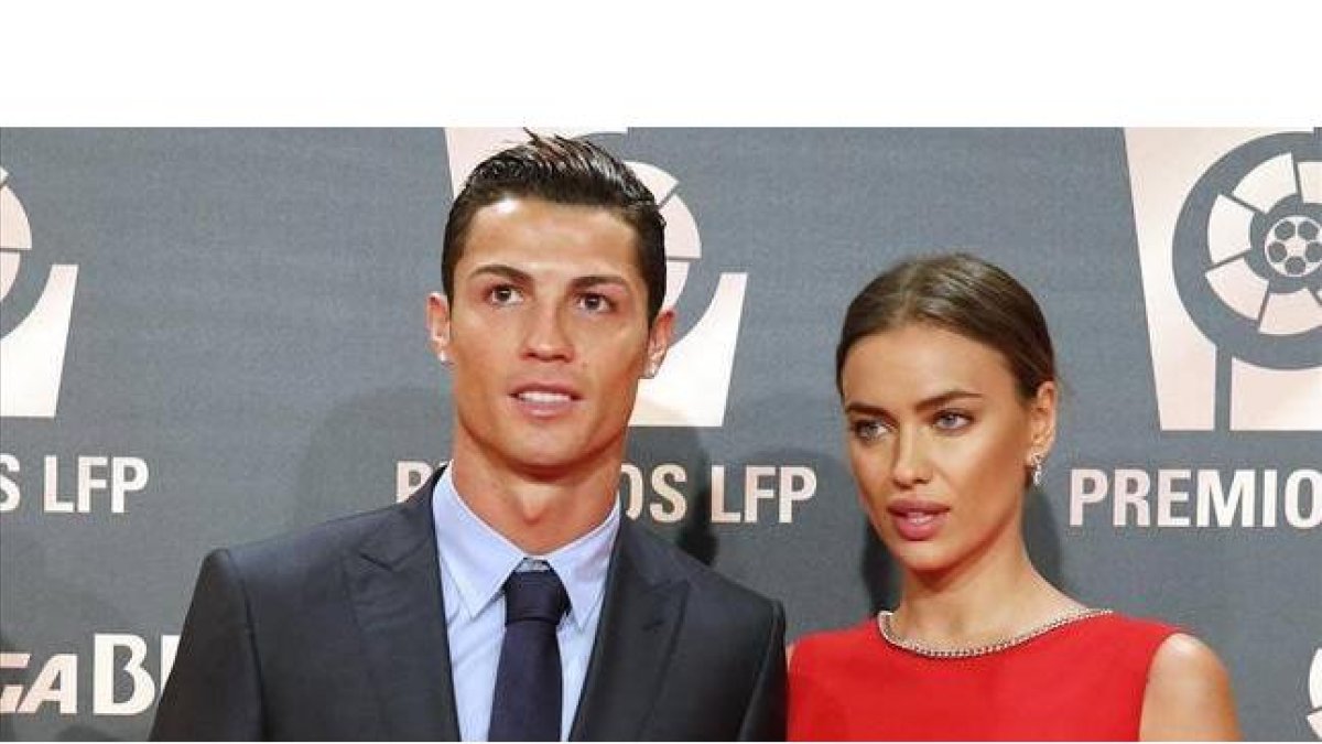 El delantero portugués del Real Madrid, Cristiano Ronaldo, acompañado por la modelo Irina Shayk, a su llegada a la gala de entrega de los Premios LFP.