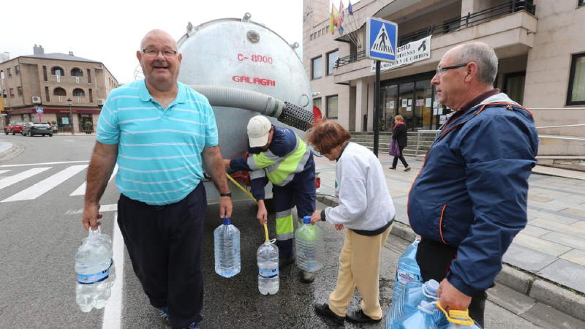 El Ayuntamiento tuvo que recurrir a camiones cisterna tras el incendio de septiembre. L. DE LA MATA