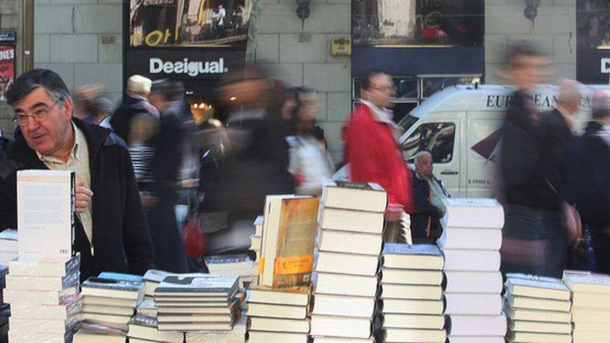 Clientes miran libros el día de Sant Jordi.