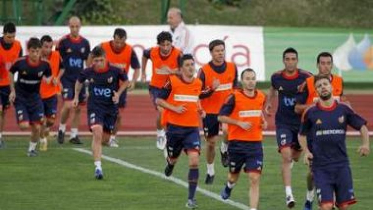 Los jugadores de la selección española en un momento del entrenamiento en Las Rozas.