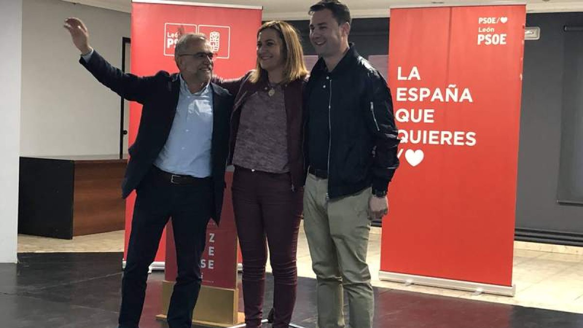 José Miguel Palazuelo, Virginia Barcones y Cendón, ayer en La Bañeza. DL