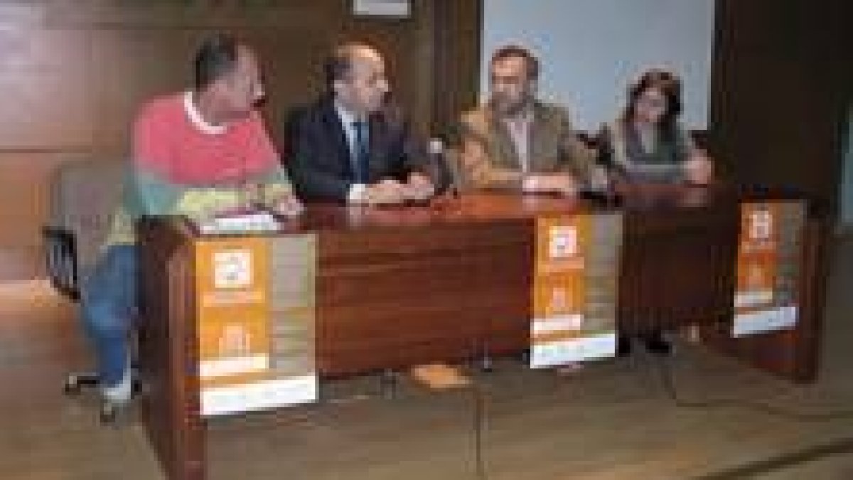 Castañón y Palazuelo, en el centro, abrieron las jornadas de asociaciones