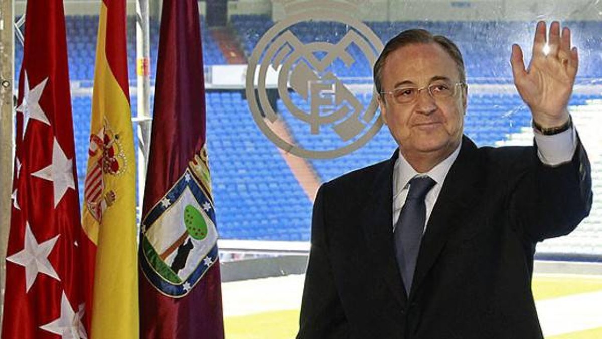 Florentino Pérez, en el palco de honor del Bernabéu, tras ser investido presidente del Madrid por otros cuatro años.
