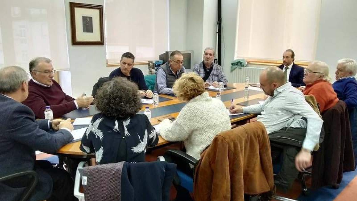 Un momento de la reunión de la plataforma de la A-76. Del Ayuntamiento de Ponferrada acudió Mendo. DL