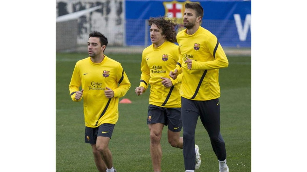 Xavi Hernández, Puyol y Piqué se ejercitan para el encuentro de hoy.