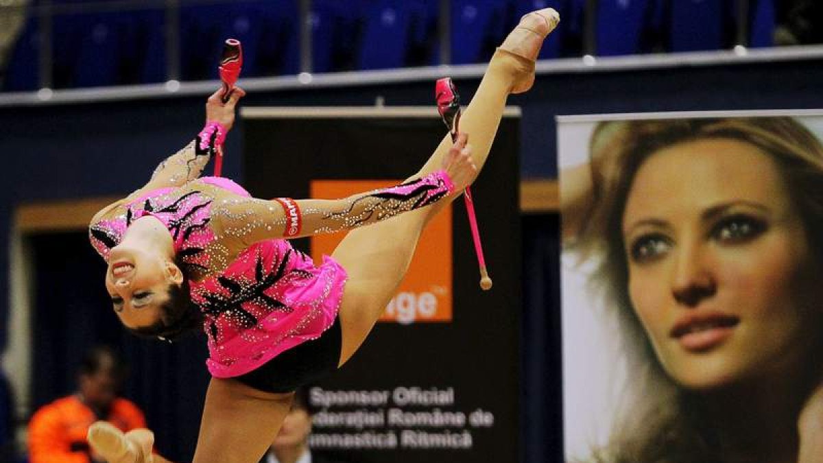 Carolina Rodríguez, durante uno de sus ejercicios con mazas.