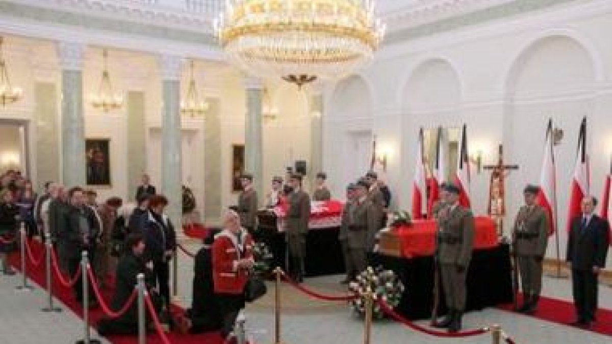Ciudadanos dan su último adiós al presidente y a su esposa en el palacio presidencial.