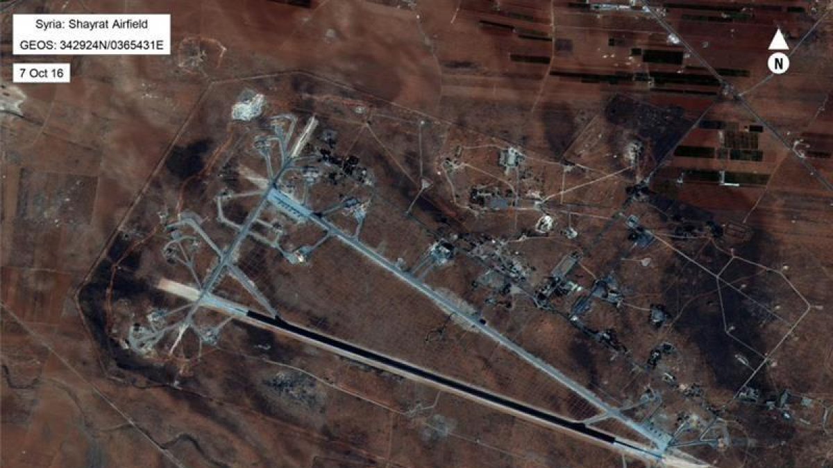 Fotografía cedida por el Departamento de Defensa de los Estados Unidos que muestra una vista aérea del aeropuerto al-Shayrat hoy,
