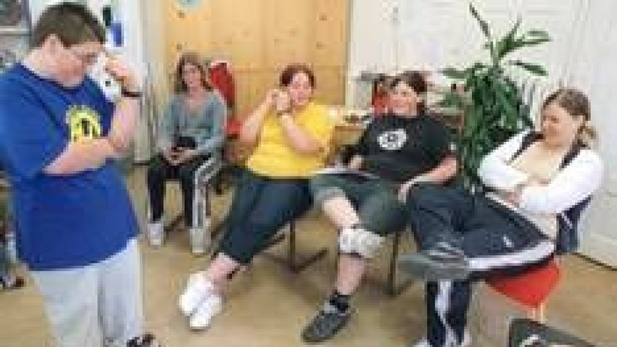 Un grupo de jóvenes que padecen obesidad durante un programa clínico de intercambio de experiencias