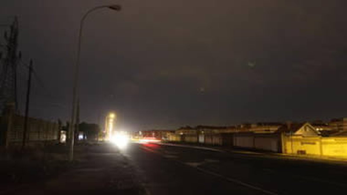 Las farolas de la carretera de Carbajal, han sido desvalijadas por los ladrones.
