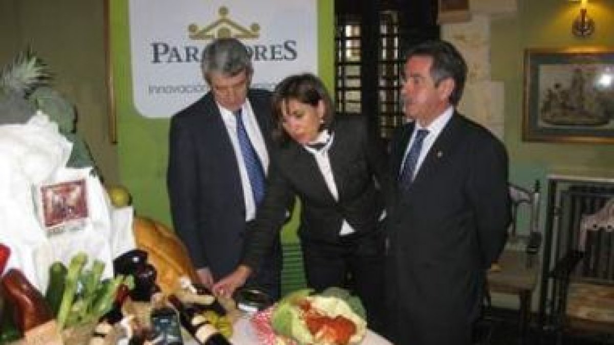 El presidente de Paradores junto a Aurora Díaz y el presidente de Cantabria, contemplando el bodegón