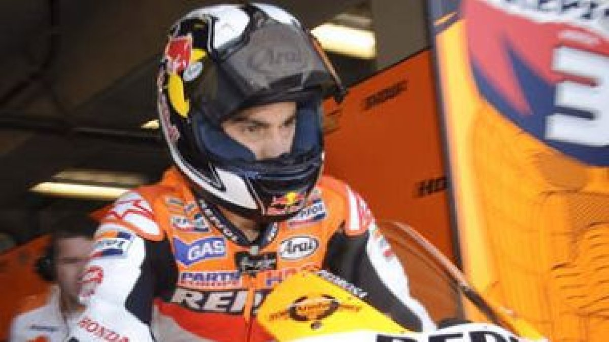 Valentino Rossi realiza su ritual con su Yamaha en la sesión previa al Gran Premio de hoy.