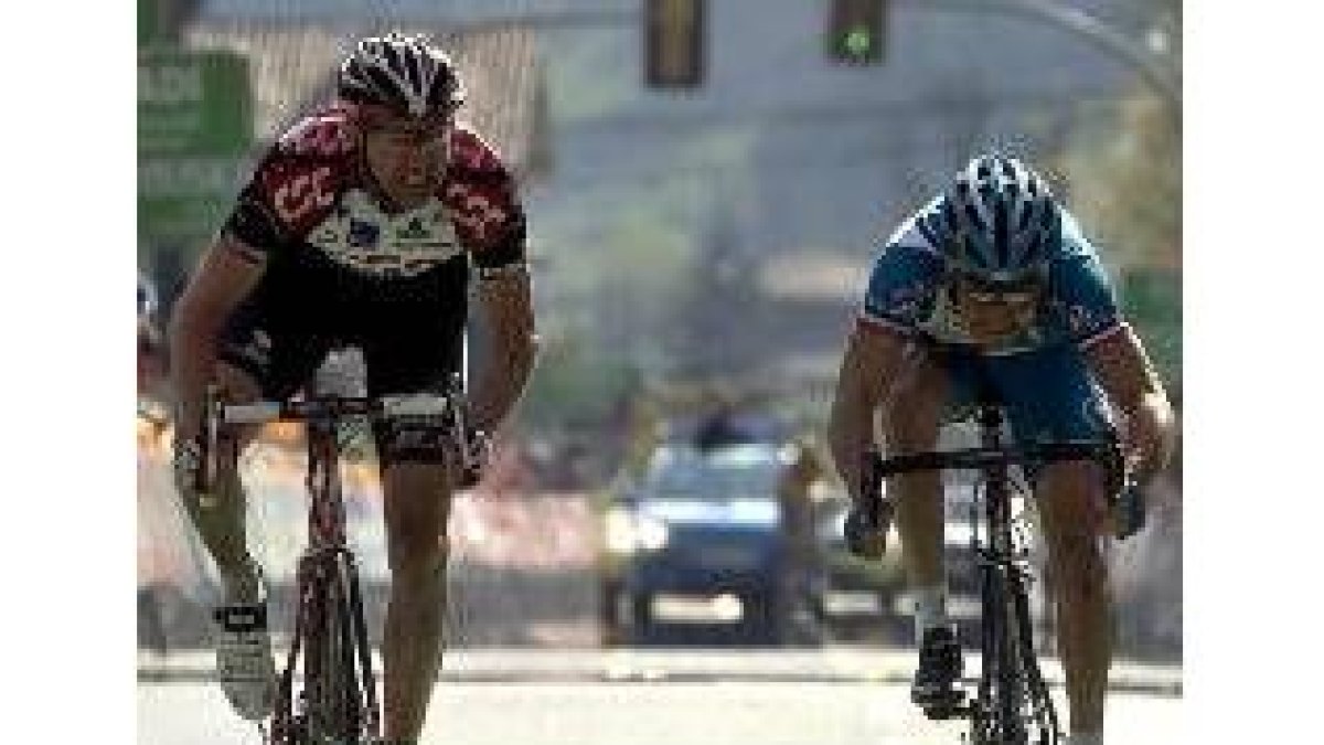 El francés Voeckler (a la derecha) se impuso al sprint al alemán Voigt