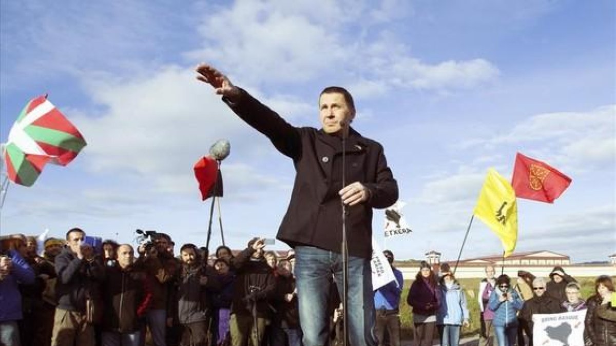 Arnaldo Otegi se ha reincorporado a la actividad política un mes después de abandonar la prision de Logroño, y ha apelado al proceso catalán como referente independentista.