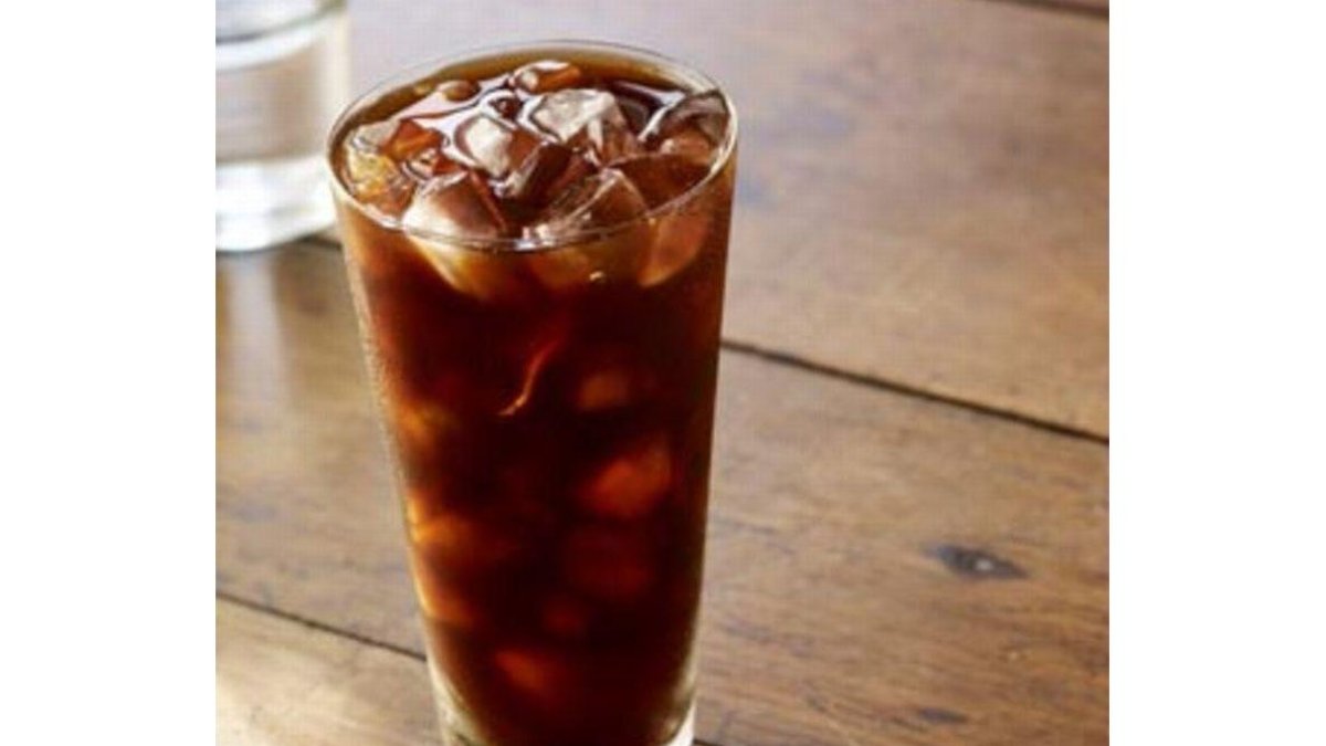 Imagen de un café helado servido por Starbucks.