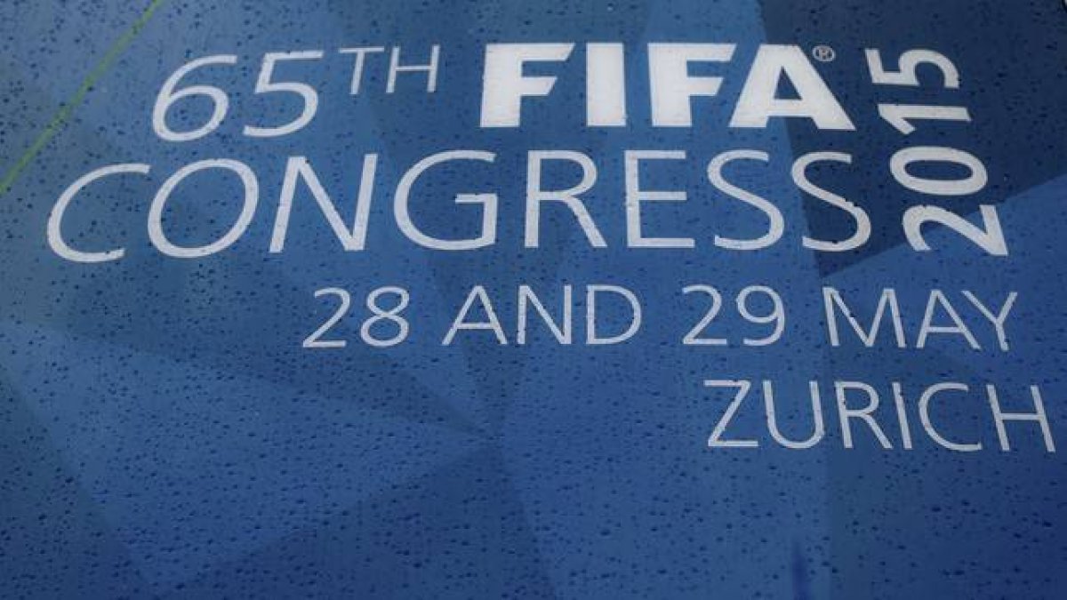 La lluvia cae sobre un cartel que anuncia el congreso que la FIFA celebra en Zurich estos días.