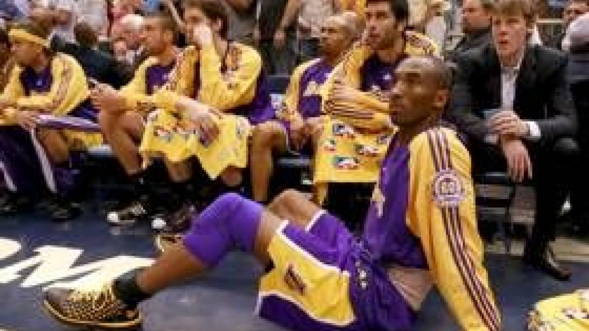 Kobe Bryant descansa durante el partido ante los Jazz de Utah, en el que se resintió de su espalda