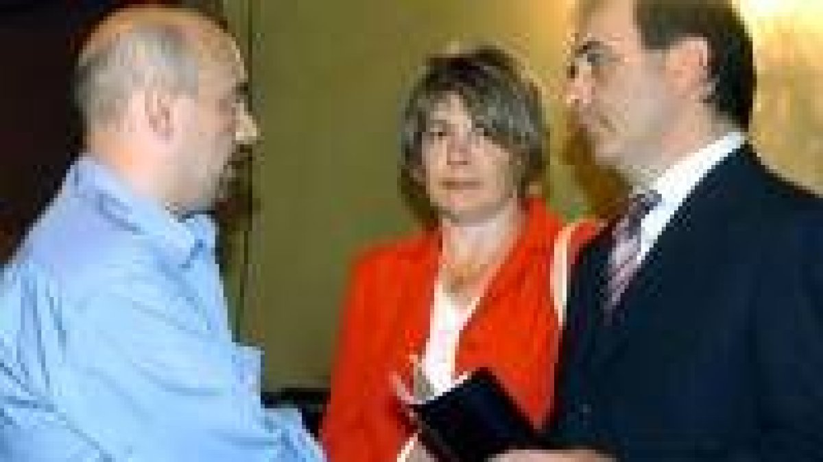 Alonso, junto a la presidenta de «Afectados 11 de Marzo», conversa con uno de los damnificados