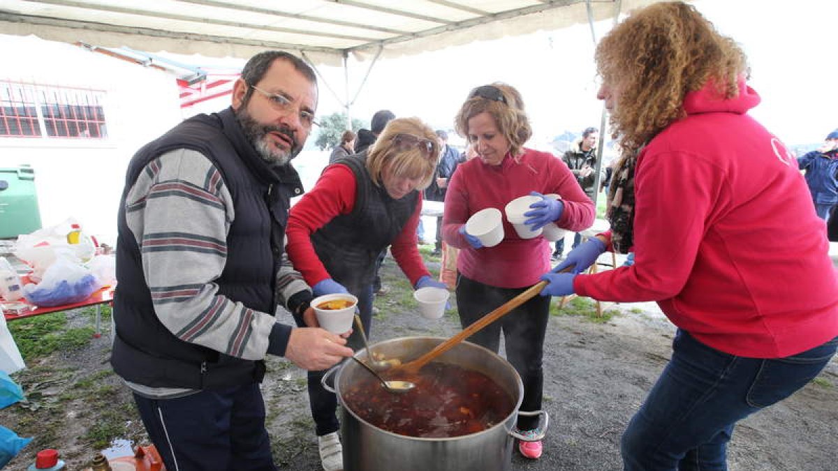 Los promotores repartieron 250 raciones de patatas con jabalí para inaugurar las mejoras. L. DE LA MATA