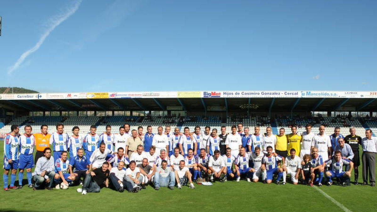 Los componentes de los dos equipos posaron juntos antes del partido.