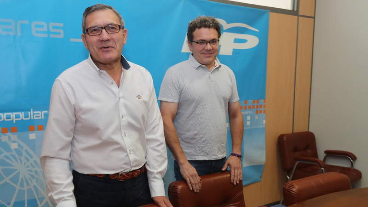 Adolfo Canedo, junto a otro edil de su grupo. L. DE LA MATA