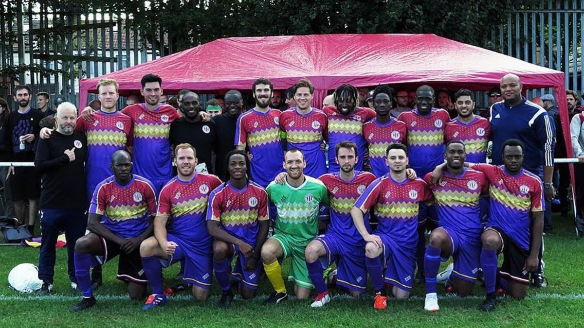 El equipo del Clapton FC, posando para los fotógrafos con su particular indumentaria.