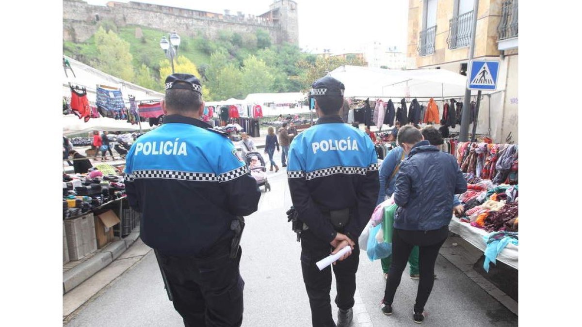 Agentes de la Policía controlan los puestos callejeros. L. DE LA MATA