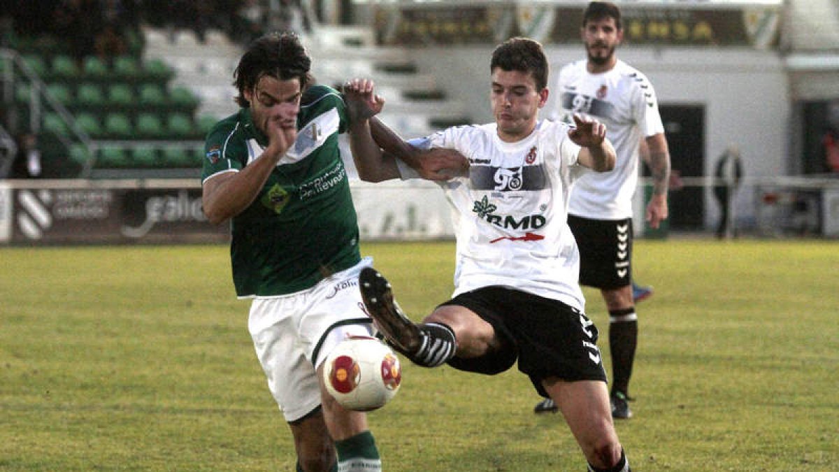 Gonzalo, a la derecha, es baja ante el Noja por sanción.