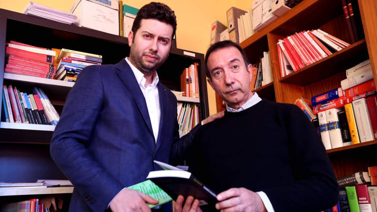 Julio César Álvarez y Tomás Sánchez Santiago, en el diálogo que mantuvieron para el suplemento ‘Filandón’