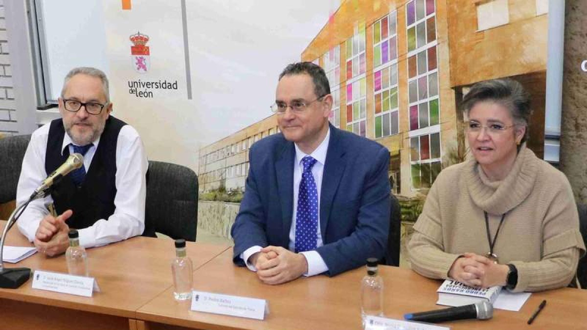 Dávila, Pedro Baños y Nuria G. Rabanal, ante el auditorio. DL