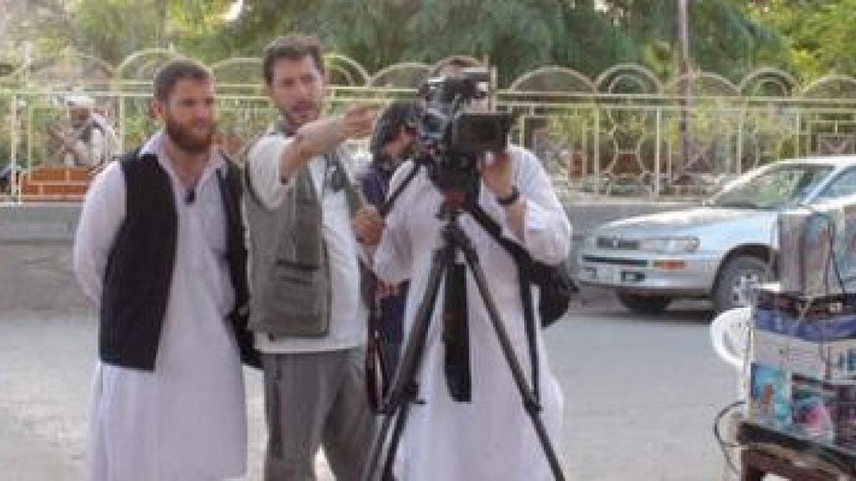El corresponsal de guerra David Beriain, con atuendo afgano, y Roberto Lozano, rodando en Herat.