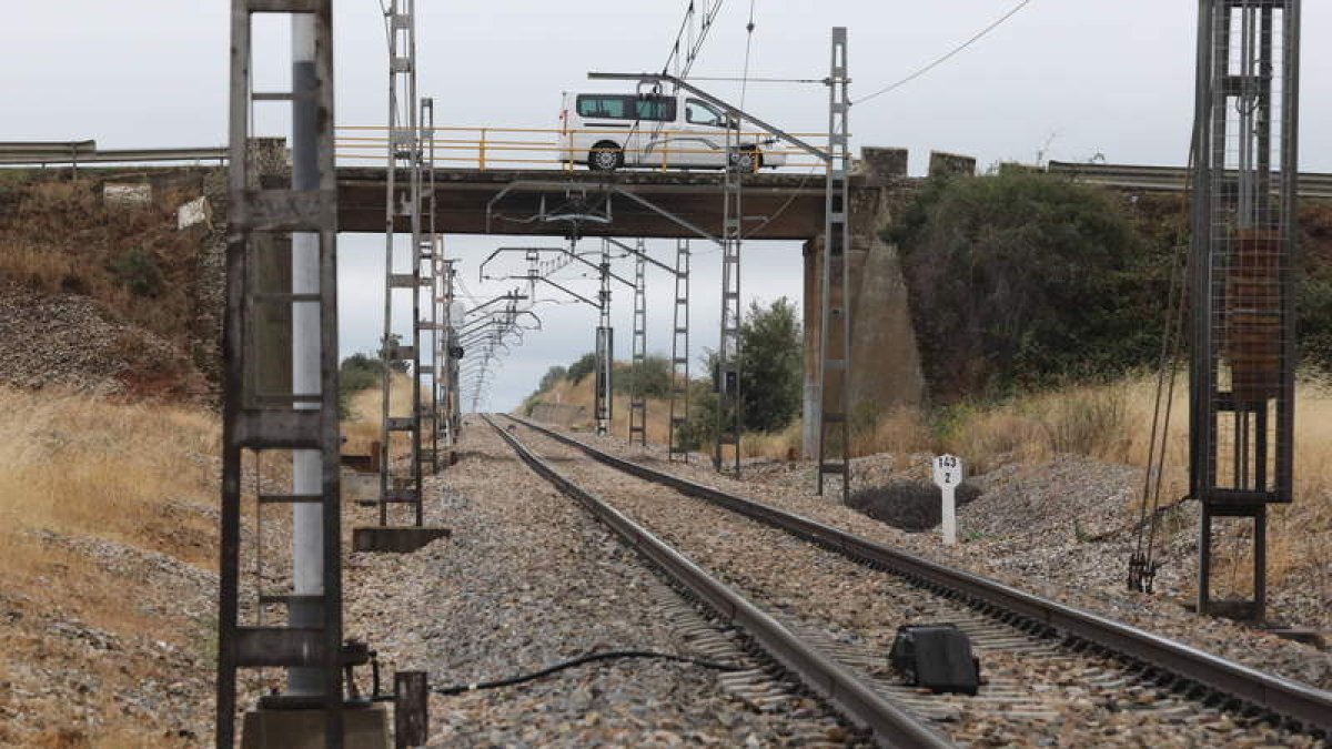 Tramo de la línea ferroviaria que conecta León con Ponferrada. RAMIRO