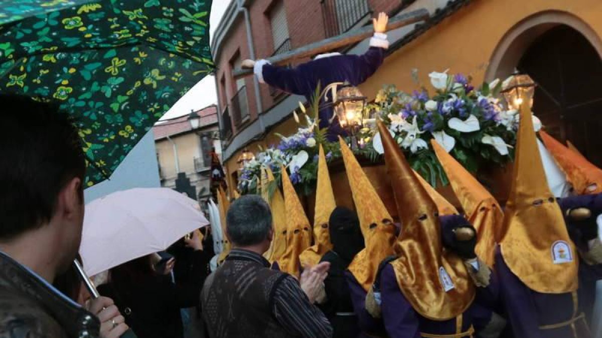 La cofradía del Santo Cristo de la Agonía, de vuelta hacia la iglesia de Santa Marina tras ser suspendida la procesión por la lluvia.