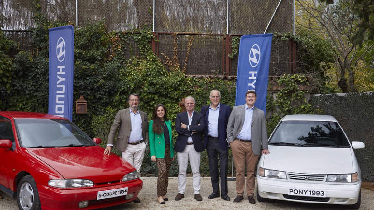 Equipo Directivo y de Comunicación de Hyundai España, junto a dos históricos modelos de la marca: S-Coupé de 1994 y Pony de 1993. HDY