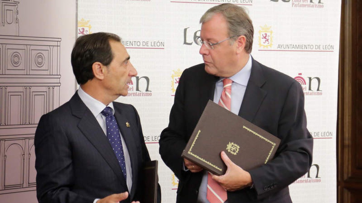 Carlos Blanco y Antonio Silván, en el Ayuntamiento. SECUNDINO PÉREZ