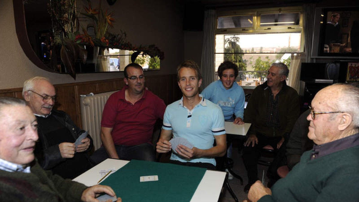 El futbolista Álvaro López juega a las cartas en el bar San Isidro de Quintana de Raneros.