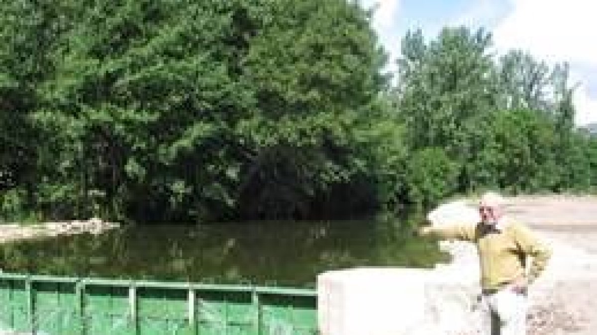 José Luis Alonso muestra la obra realizada en uno de los márgenes del río Duerna