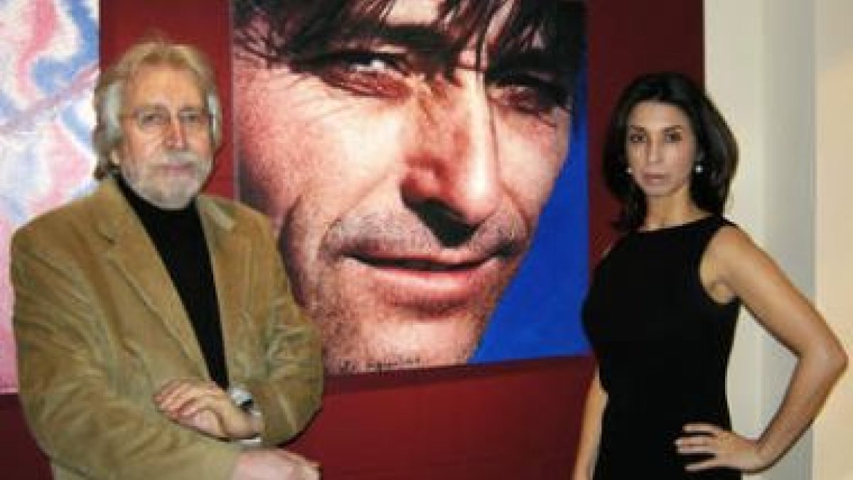 El artista Antoni Miró junto a Eugenia Eiriz, viuda de Antonio Gades, ante uno de los retrados del b