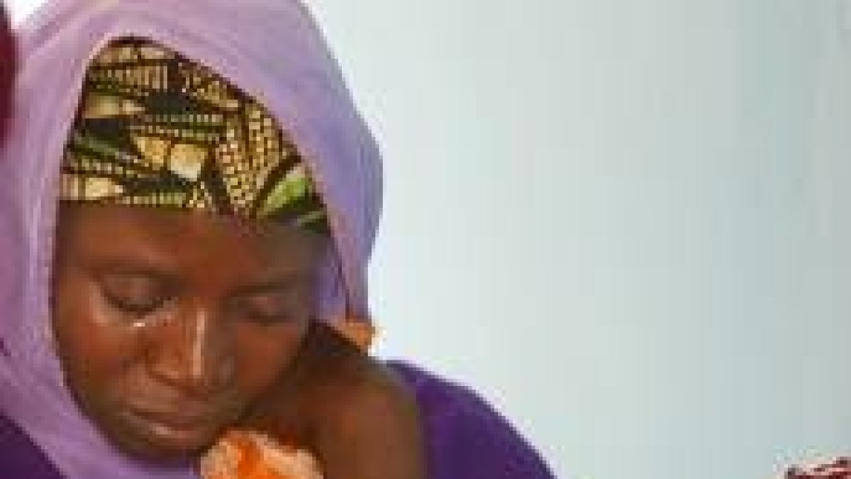 La hija de Amina Lawal contempla el llanto de su madre, condenada a morir lapidada