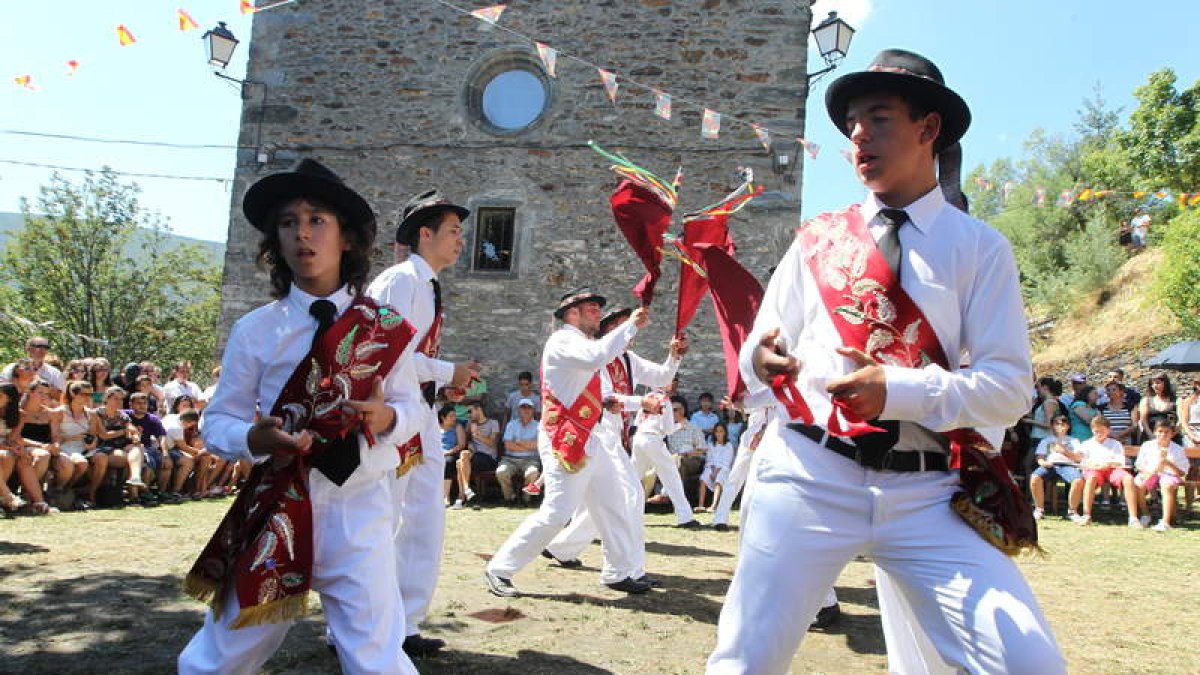 El relevo generacional continúa entre los danzantes.