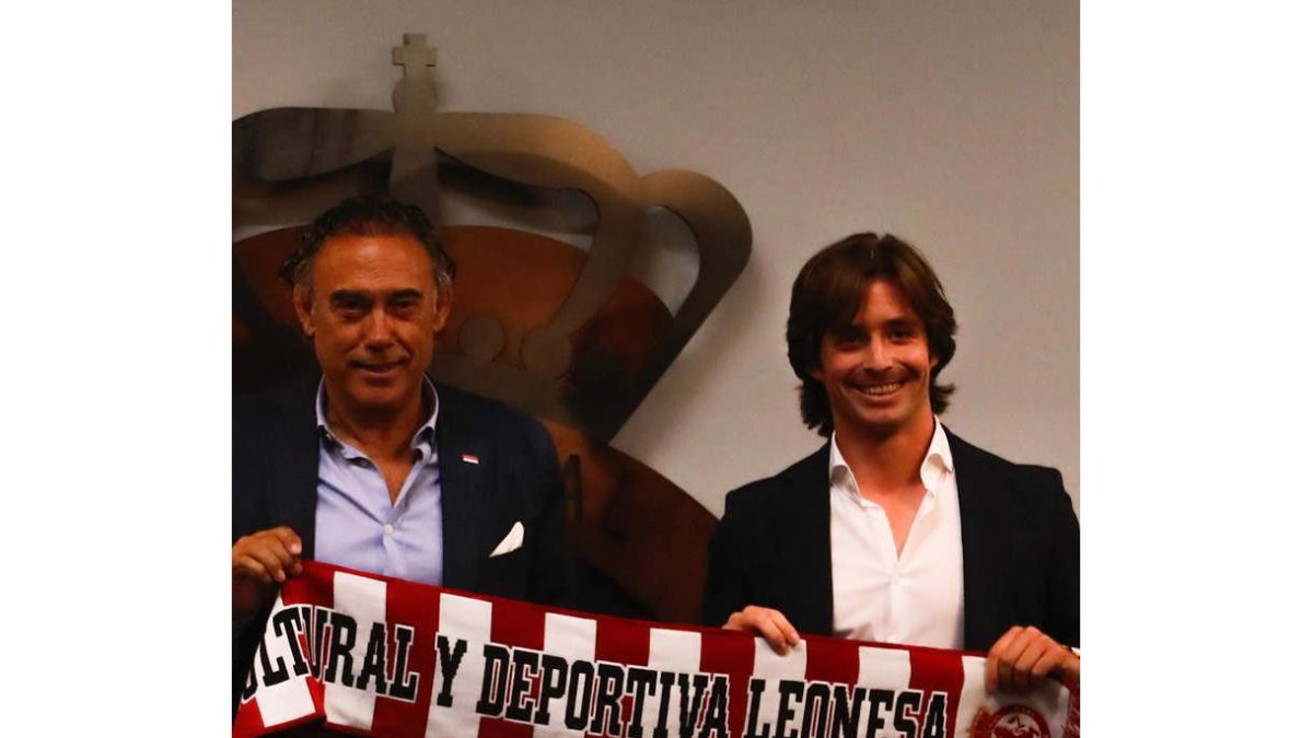 Felipe Llamazares presenta al nuevo director deportivo de la Cultural, José Manzanera. MIGUEL