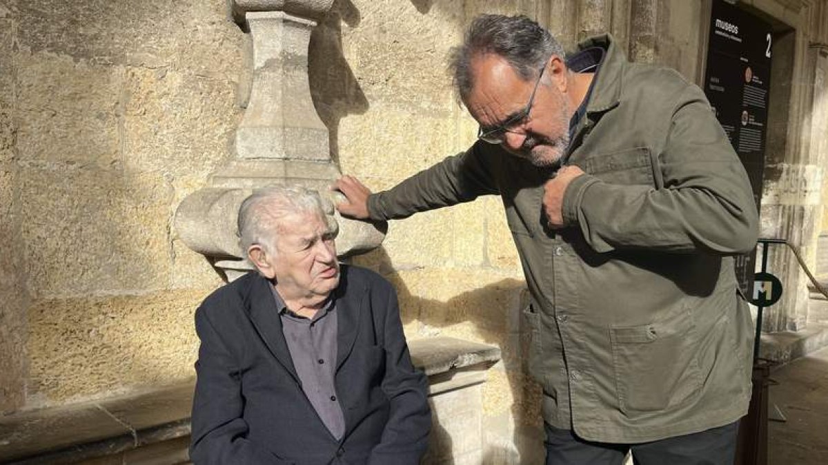 Antonio Gamoneda y Eduardo López Casado, ayer, charlan en un descanso del acto Poetas en Red. PILAR LÓPEZ