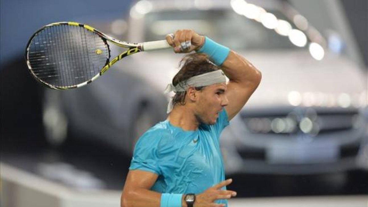 Nadal golpea una pelota en Shanghái.