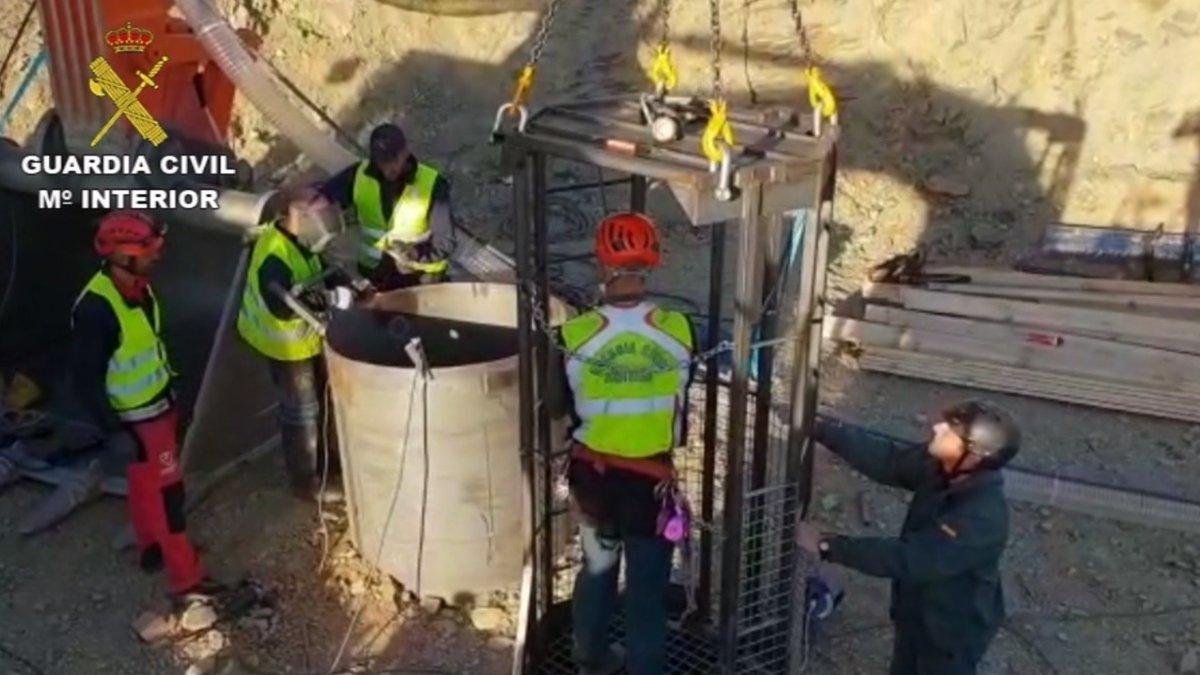 Agentes de la Guardia Civil trabajan en el exterior del pozo de Totalán para rescatar a Julen